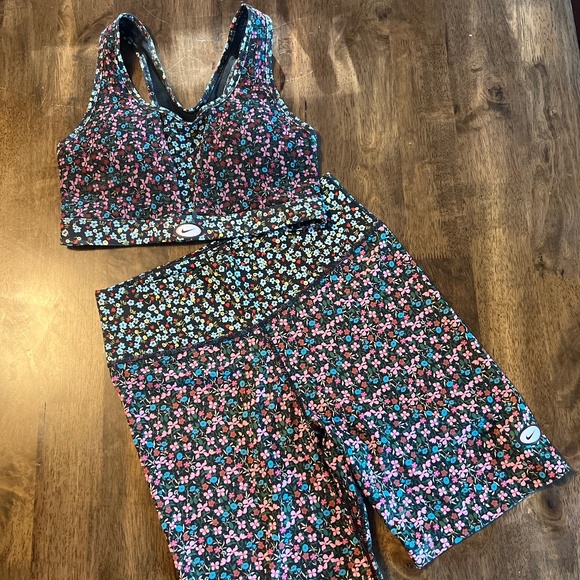 Women’s Nike 2-pc Sports Bra & Biker Short Floral set - Picture 1 of 5